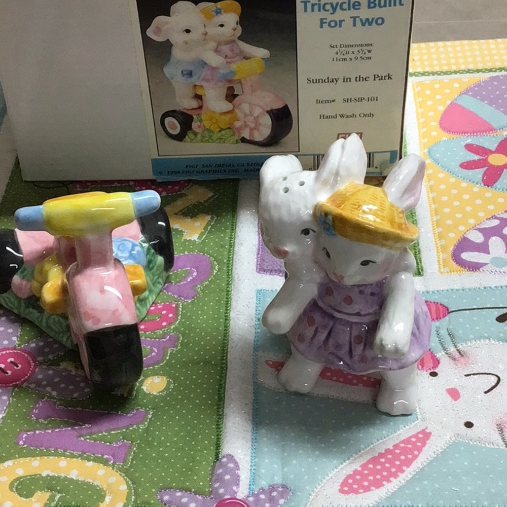 EASTER SALT AND PEPPER SHAKER